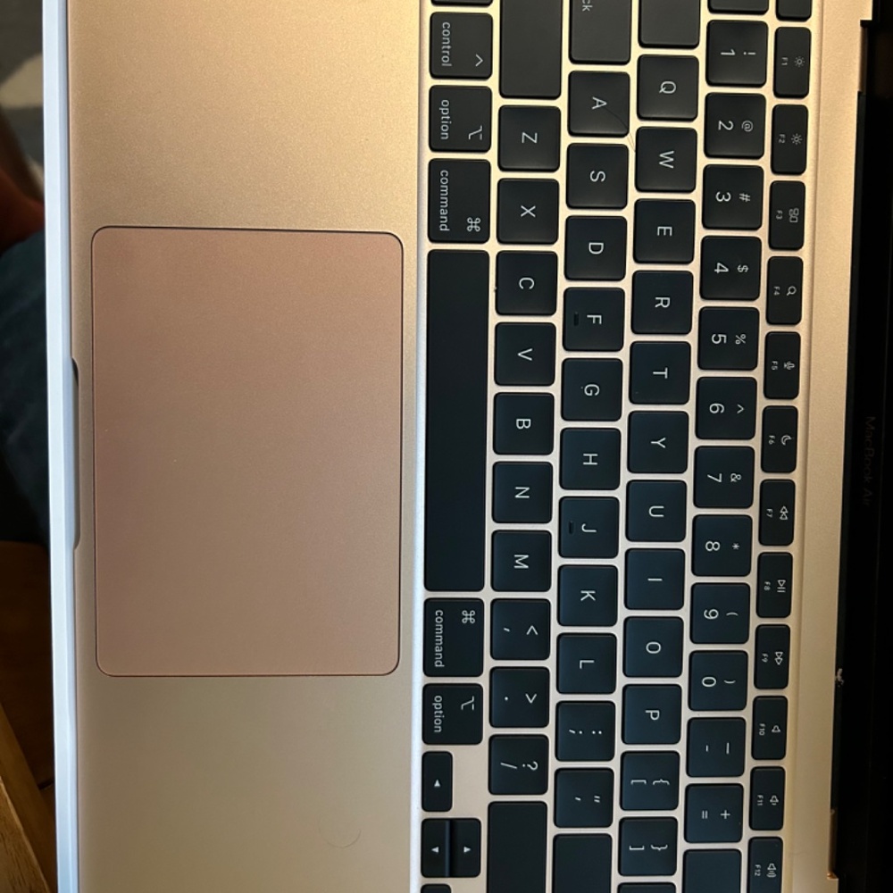 MacBook Air - Picture 4 of 8